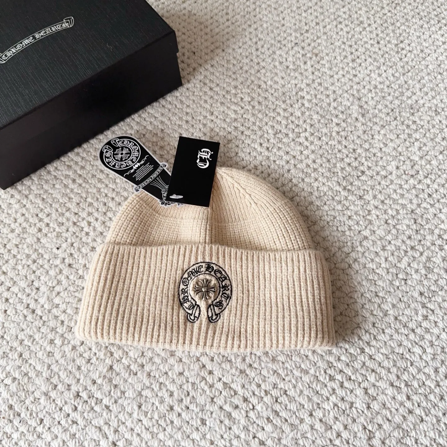 💰60 Crow Heart Autumn and Winter Wool Knitted Beanie This must be a favorite of minimalism. It is clean, neat, fashionable and versatile, and will definitely not be picky about your face shape! A fashionable classic that lasts forever! Fashionable black and white can be purchased together!